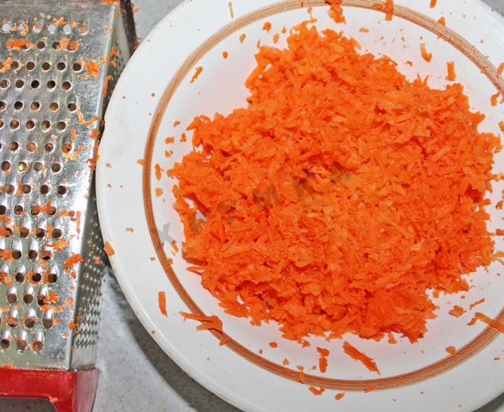 Шаг 3 приготовления Морковные булочки с морковью и маком