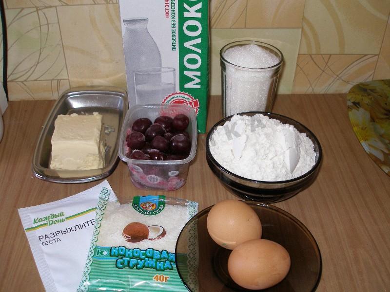 Шаг 1 приготовления Кокосовые маффины с вишней