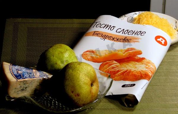 Шаг 1 приготовления Пирог из слоеного теста с начинкой из груши и сыра