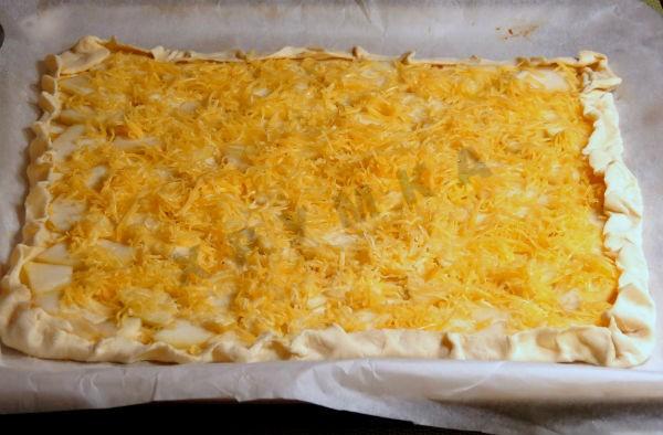 Шаг 4 приготовления Пирог из слоеного теста с начинкой из груши и сыра