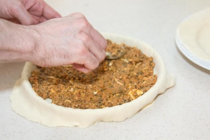 Шаг 5 приготовления Мясной пирог с булгуром и сулгуни