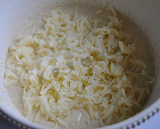 Шаг 1 приготовления Закусочный кекс с вялеными томатами, мясным ассорти, моцареллой и тимьяном