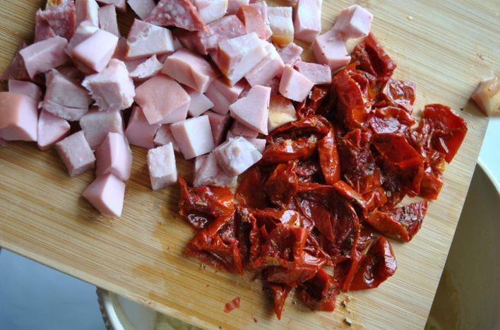 Шаг 2 приготовления Закусочный кекс с вялеными томатами, мясным ассорти, моцареллой и тимьяном