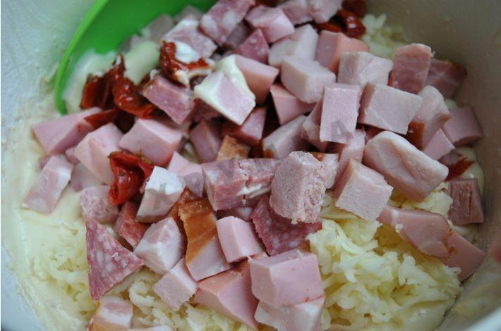 Шаг 5 приготовления Закусочный кекс с вялеными томатами, мясным ассорти, моцареллой и тимьяном