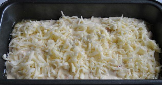 Шаг 7 приготовления Закусочный кекс с вялеными томатами, мясным ассорти, моцареллой и тимьяном