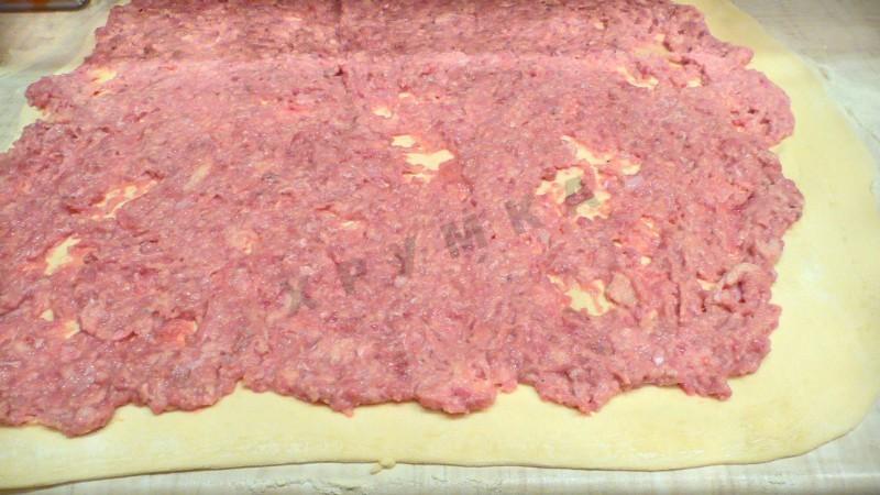 Шаг 8 приготовления Штрудель мясной слоеный на молоке