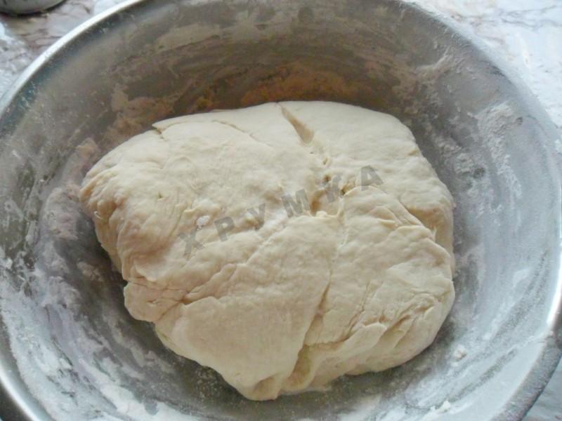 Шаг 3 приготовления Дрожжевые пирожки с капустой и яйцом в духовке