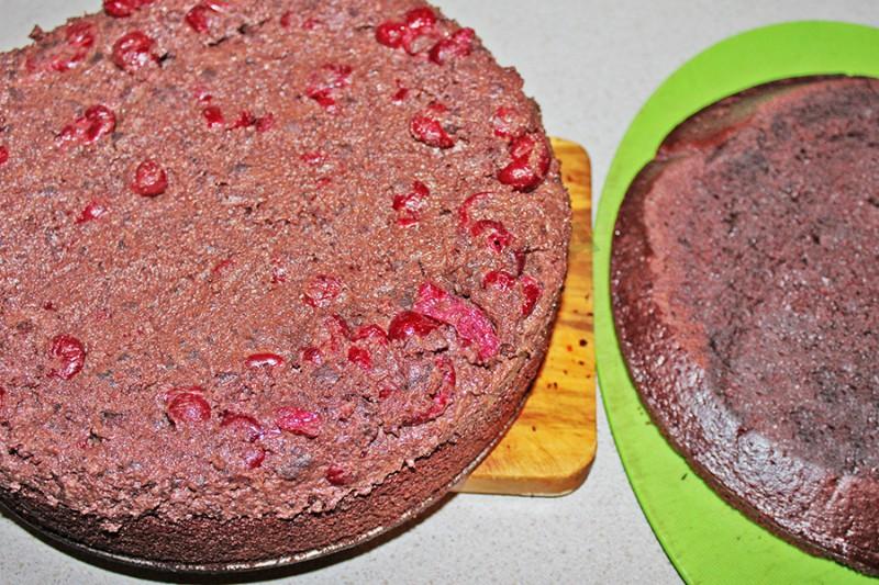 Шаг 17 приготовления Шоколадный Торт Пьяная вишня с коньяком и кокосовой стружкой