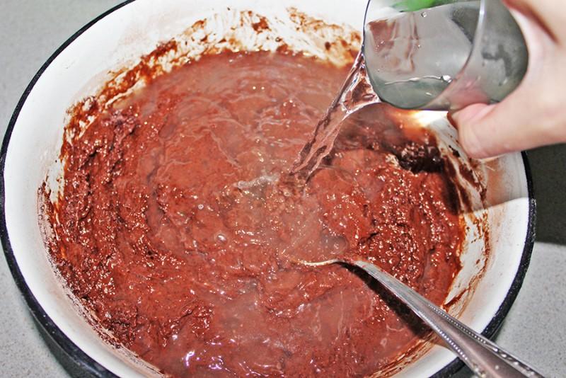 Шаг 7 приготовления Шоколадный Торт Пьяная вишня с коньяком и кокосовой стружкой