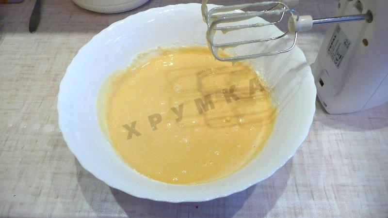 Шаг 5 приготовления Пирог на кефире в мультиварке с орехами
