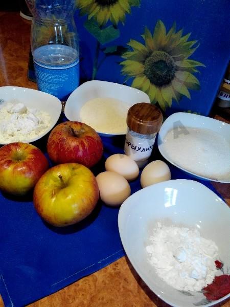 Шаг 1 приготовления Шарлотка с яблоками в мультиварке с манкой