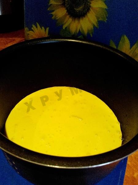 Шаг 10 приготовления Шарлотка с яблоками в мультиварке с манкой