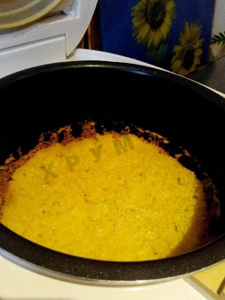 Шаг 11 приготовления Шарлотка с яблоками в мультиварке с манкой
