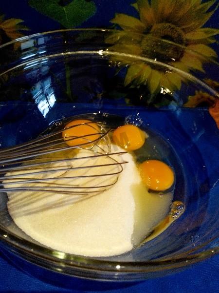 Шаг 3 приготовления Шарлотка с яблоками в мультиварке с манкой