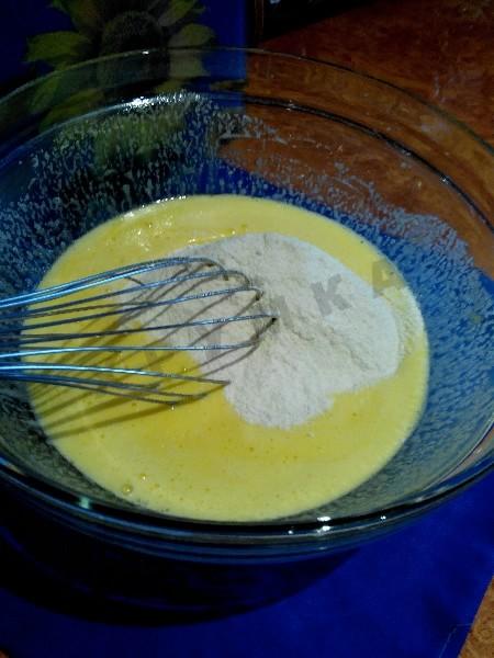 Шаг 5 приготовления Шарлотка с яблоками в мультиварке с манкой
