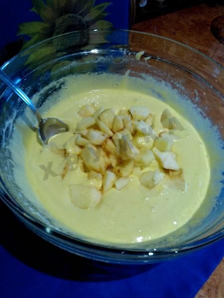 Шаг 7 приготовления Шарлотка с яблоками в мультиварке с манкой