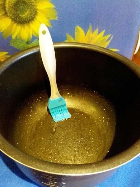 Шаг 9 приготовления Шарлотка с яблоками в мультиварке с манкой