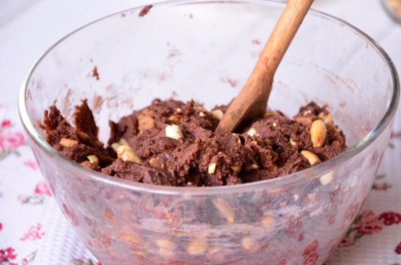 Шаг 9 приготовления Шоколадное печенье с арахисом