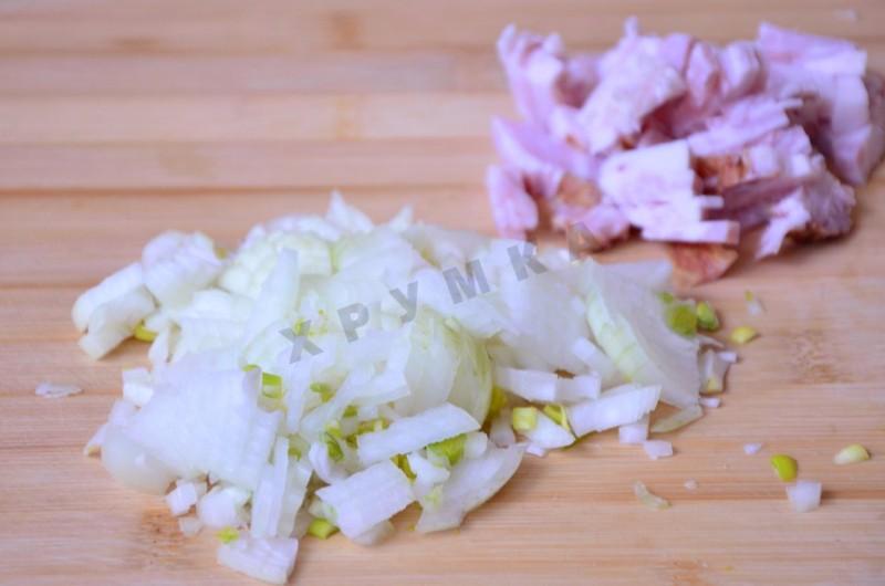 Шаг 1 приготовления Бездрожжевой пирог с начинкой из бекона и квашеной капусты