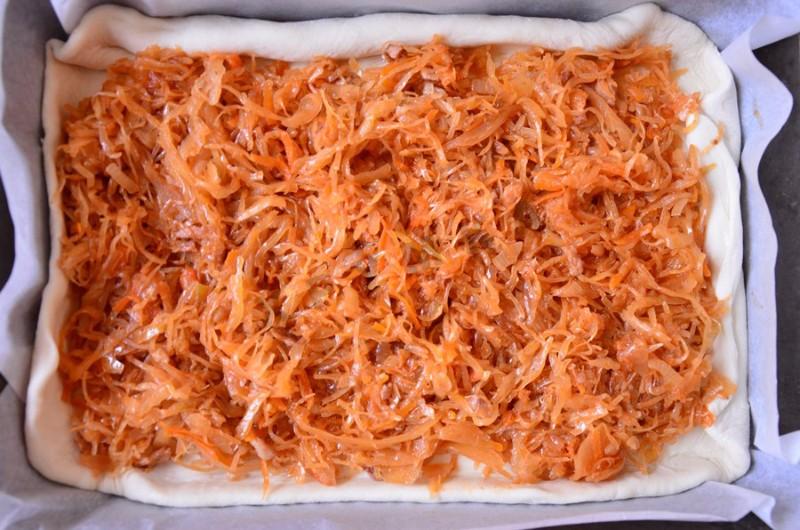 Шаг 12 приготовления Бездрожжевой пирог с начинкой из бекона и квашеной капусты