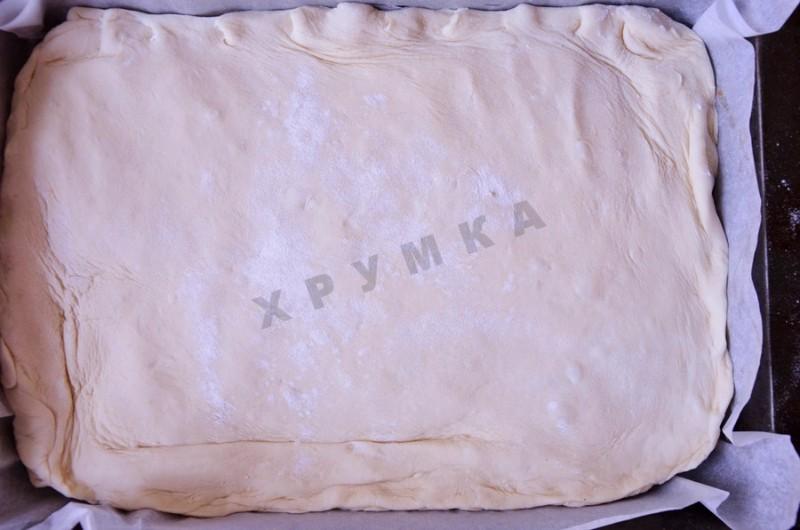 Шаг 13 приготовления Бездрожжевой пирог с начинкой из бекона и квашеной капусты