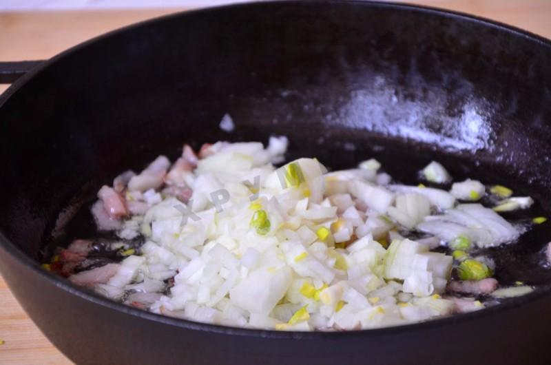 Шаг 2 приготовления Бездрожжевой пирог с начинкой из бекона и квашеной капусты