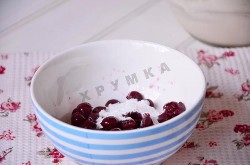 Шаг 10 приготовления Шоколадный пирог с творогом и вишней