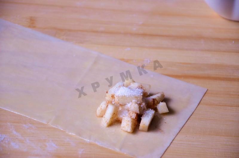 Шаг 3 приготовления Пирожки с яблоками из теста фило в духовке