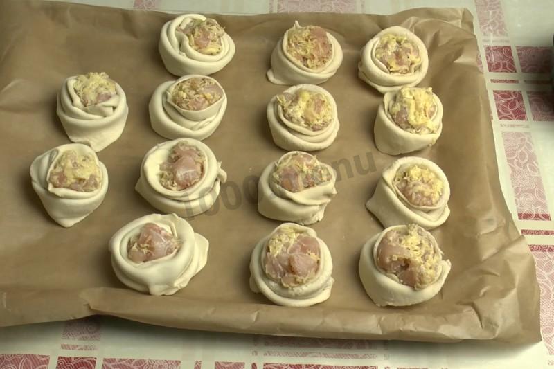 Шаг 12 приготовления Слоеные слойки с индейкой