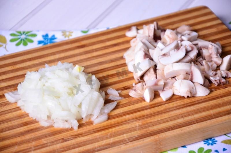 Шаг 3 приготовления Пирог с брокколи и грибами