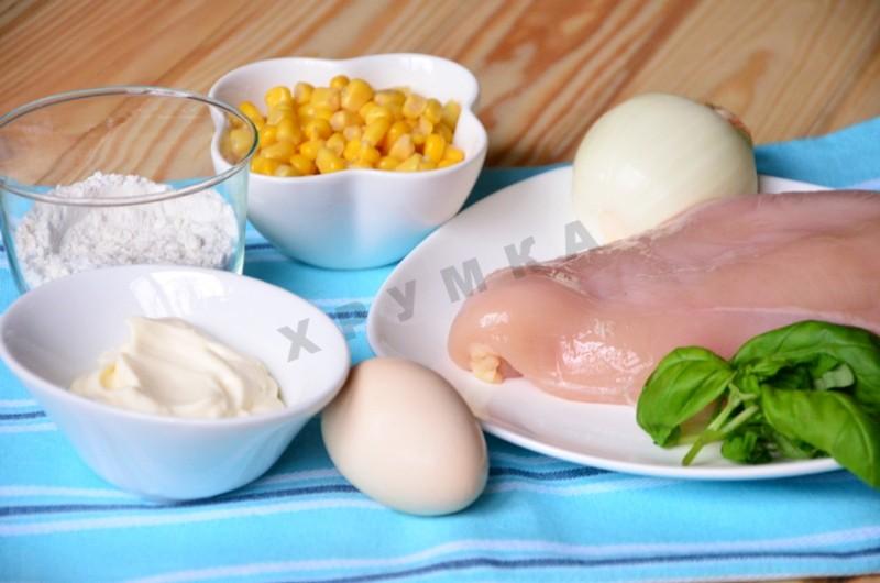 Шаг 1 приготовления Оладьи из курицы и кукурузы
