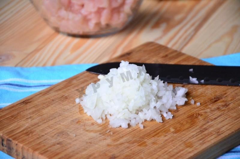 Шаг 3 приготовления Оладьи из курицы и кукурузы