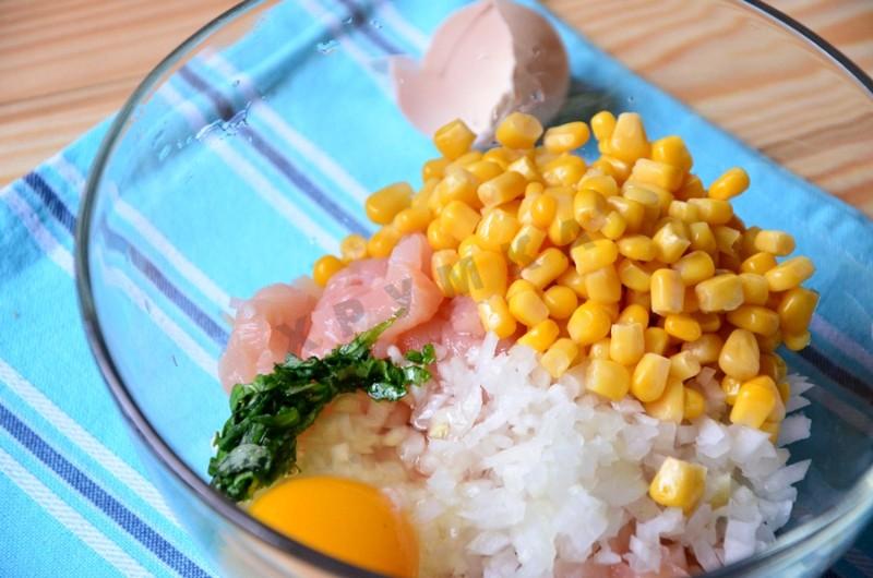 Шаг 4 приготовления Оладьи из курицы и кукурузы
