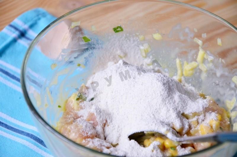 Шаг 6 приготовления Оладьи из курицы и кукурузы