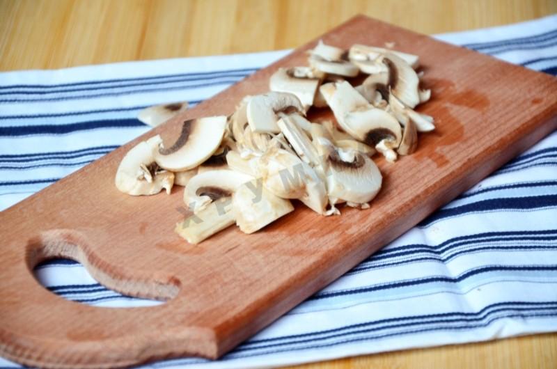 Шаг 2 приготовления Французский пирог с картофелем, ветчиной и грибами