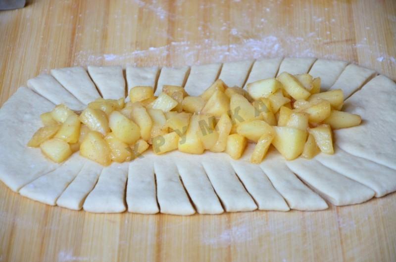 Шаг 10 приготовления Дрожжевая коса пирог с яблоками