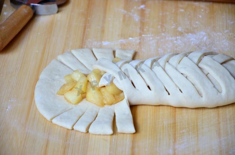 Шаг 11 приготовления Дрожжевая коса пирог с яблоками