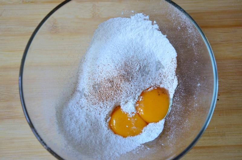 Шаг 4 приготовления Мадлен с грушей и фундуком