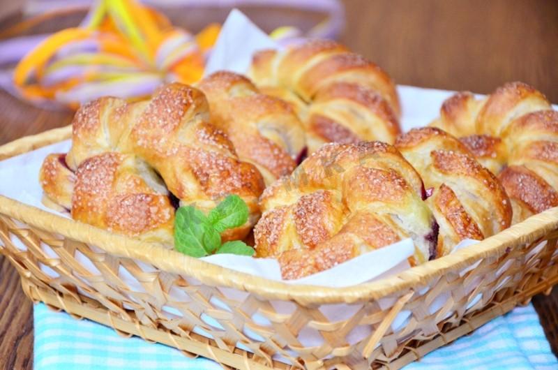 Шаг 9 приготовления Слойки с черникой