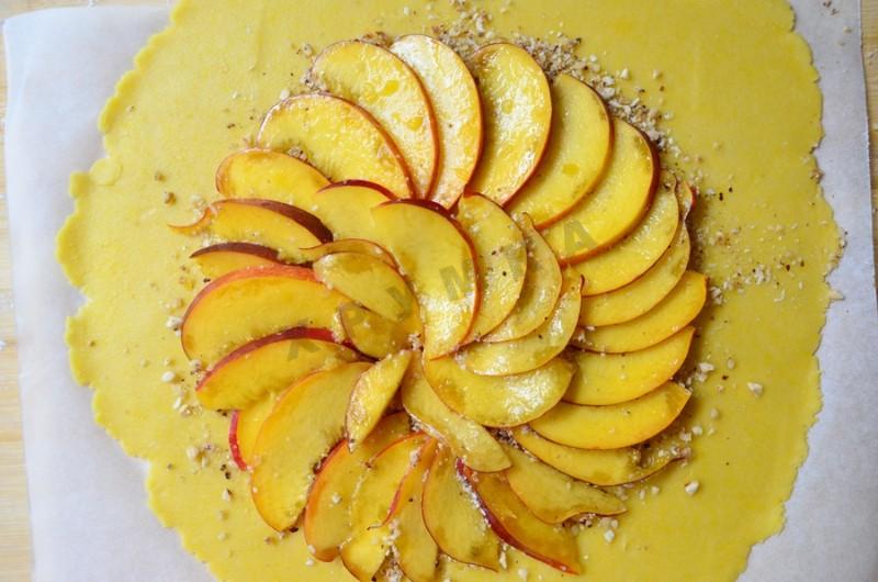 Шаг 10 приготовления Пирог песочная галета с персиками