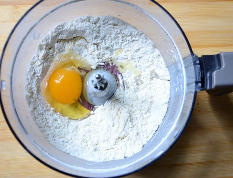 Шаг 3 приготовления Киш со шпинатом и сыром