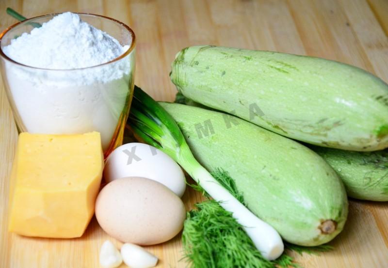 Шаг 1 приготовления Закусочный пирог с помидорами сыром и кабачками