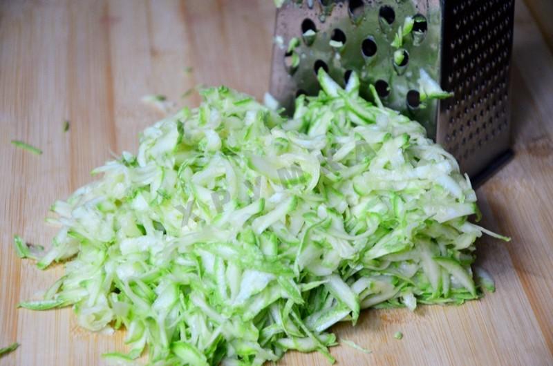 Шаг 2 приготовления Закусочный пирог с помидорами сыром и кабачками