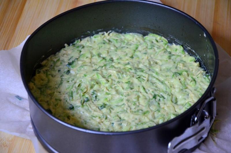 Шаг 5 приготовления Закусочный пирог с помидорами сыром и кабачками