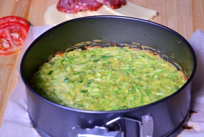 Шаг 8 приготовления Закусочный пирог с помидорами сыром и кабачками