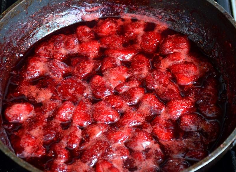 Шаг 5 приготовления Тарт с карамелизированной клубникой