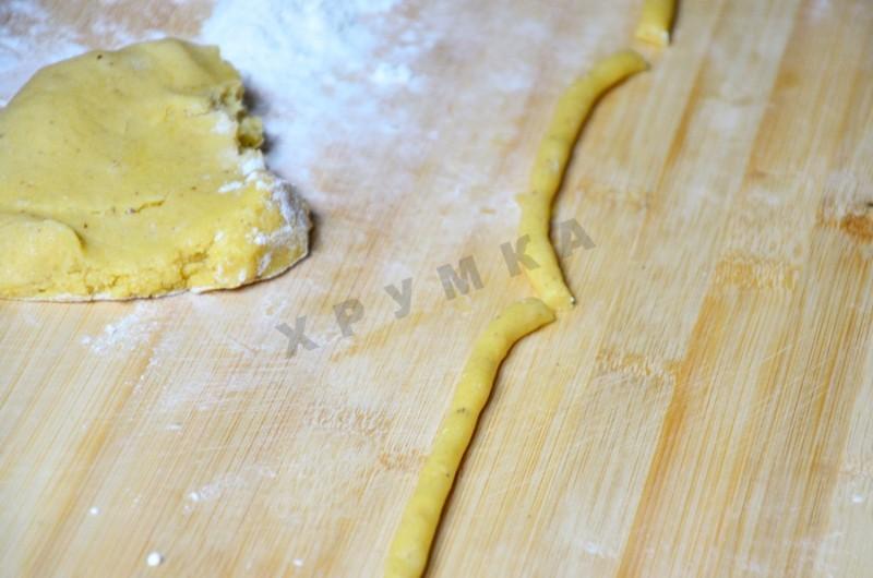 Шаг 7 приготовления Печенье на сметане Крендельки