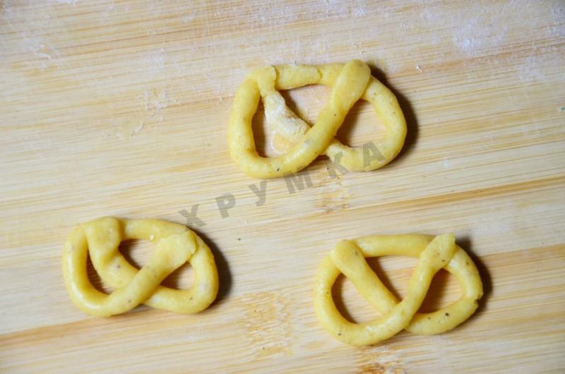 Шаг 8 приготовления Печенье на сметане Крендельки