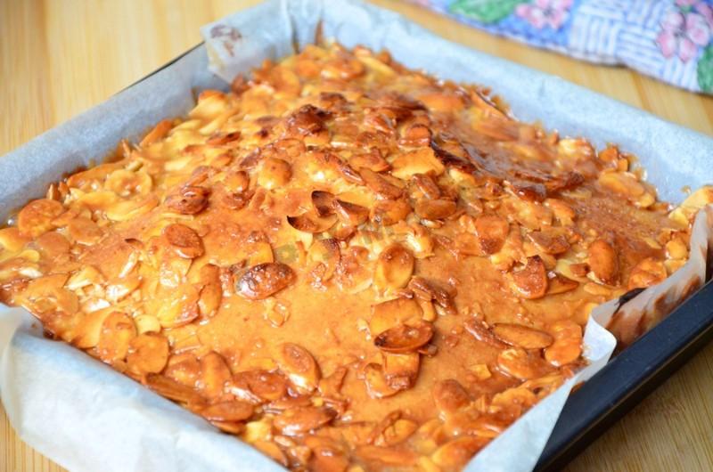 Шаг 12 приготовления Пирог с миндальными лепестками