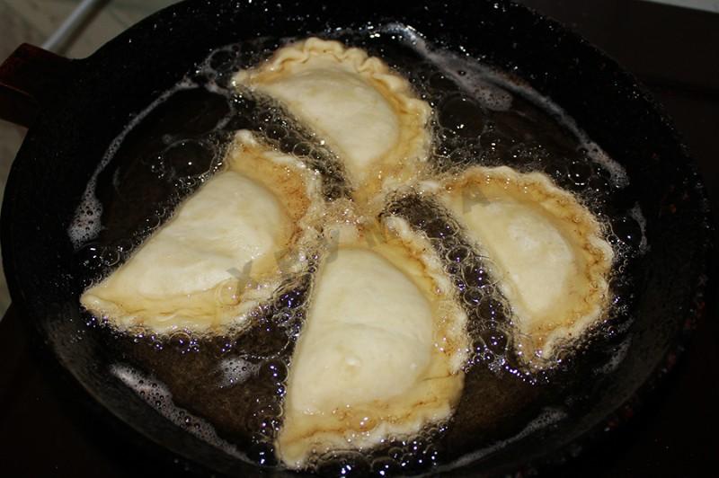 Шаг 10 приготовления Пирожки с мясом жареные на сковороде Посикунчики